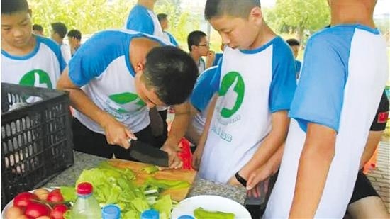 钱报军旅夏令营的孩子要自己做饭，他们也做得像模像样 :